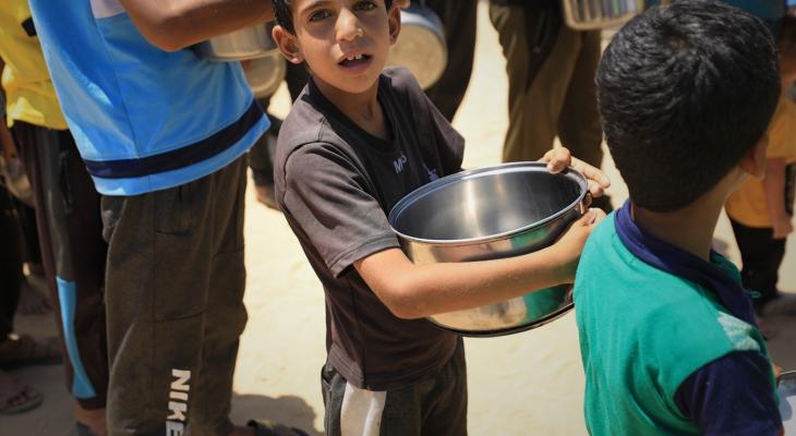 الجوع ينهش أطفال غزة.. طوابير لا تنتهي وأيادٍ صغيرة تمتدّ بحثًا عن الطعام9.jpg