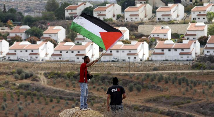 فلسطينيون أمام مستوطنة إسرائيلية في رام الله.jpg
