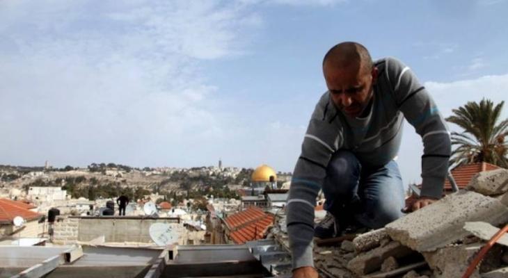 فلسطيني يهدم منزله في القدس.jpg