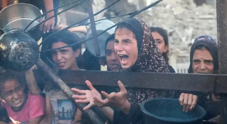 طفلة تصرخ أمام تكية طعام.