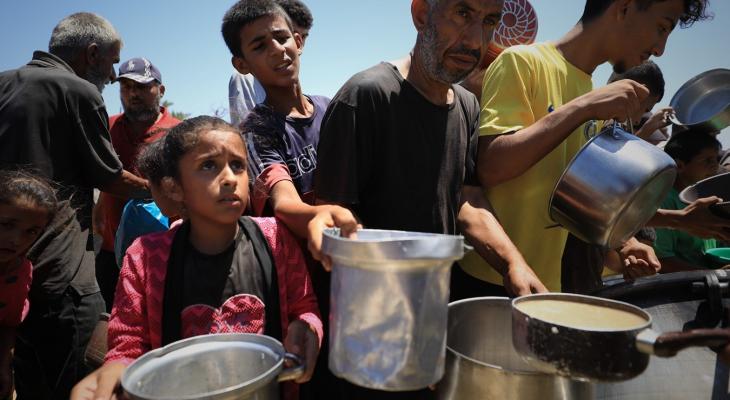 الجوع ينهش أطفال غزة.. طوابير لا تنتهي وأيادٍ صغيرة تمتدّ بحثًا عن الطعام3.jpg