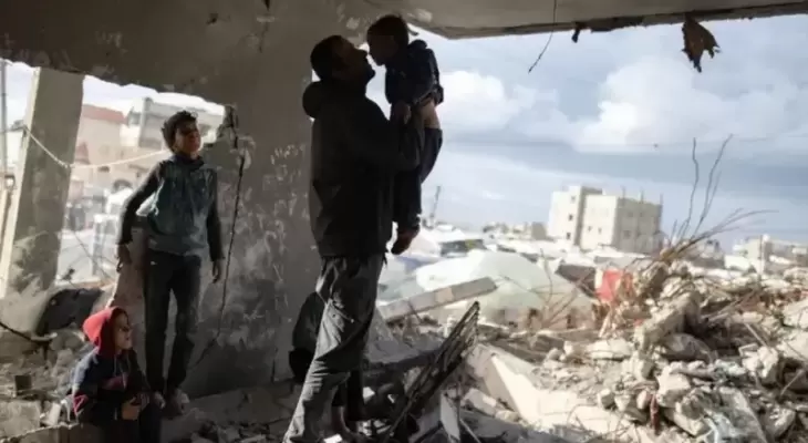 غزيون في منزلهم المدمر.webp