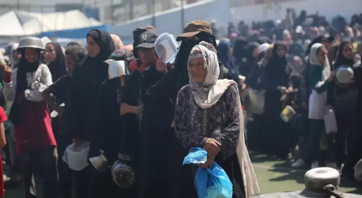 مدنيون ينتظرون الحصول على مساعدات في غزة.webp