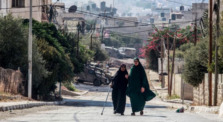 فلسطينيتان خلال خروجهما من المخيم.jpg