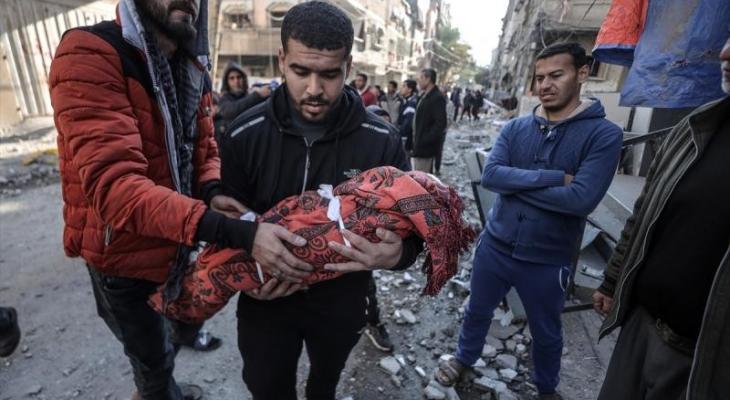 فلسطيني يحمل طفله الشهيد في غزة.jpg