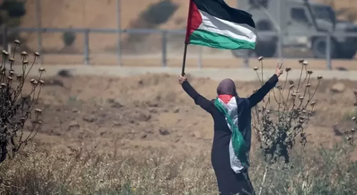 سيدة فلسطينية في مواجهة آلية عسكرية إسرائيلية.webp