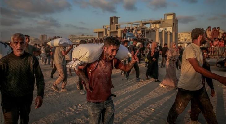 فلسطينيون خلال المحاولة على المساعدات.jpg