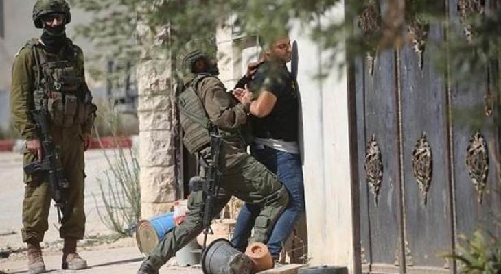 جنود الاحتلال يعتدون على فلسطيني خلال اعتقاله