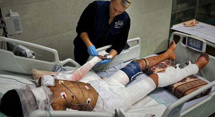 الممرضة الأمريكية أنليز تقدم الرعاية لمرضى العناية المركزة في مستشفى ناصر الطبي بخان يونس4.jpg