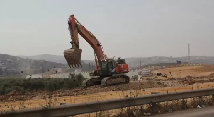 آليات الاحتلال تجرف أراض فلسطينية.webp