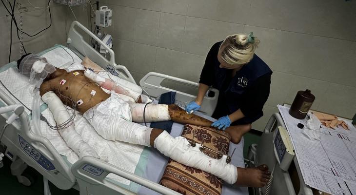 الممرضة الأمريكية أنليز تقدم الرعاية لمرضى العناية المركزة في مستشفى ناصر الطبي بخان يونس5.jpg