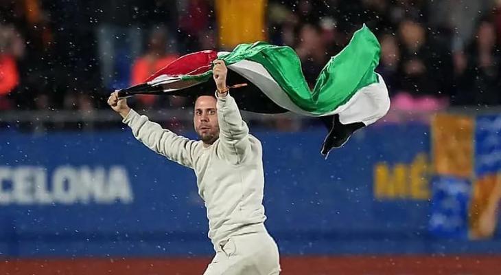 مشجع يقتحم مباراة برشلونة بالعلم الفلسطيني
