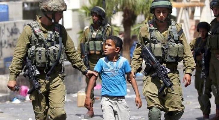قوات الاحتلال تعتقل طفلًا فلسطينيًا - ارشيف.jpg