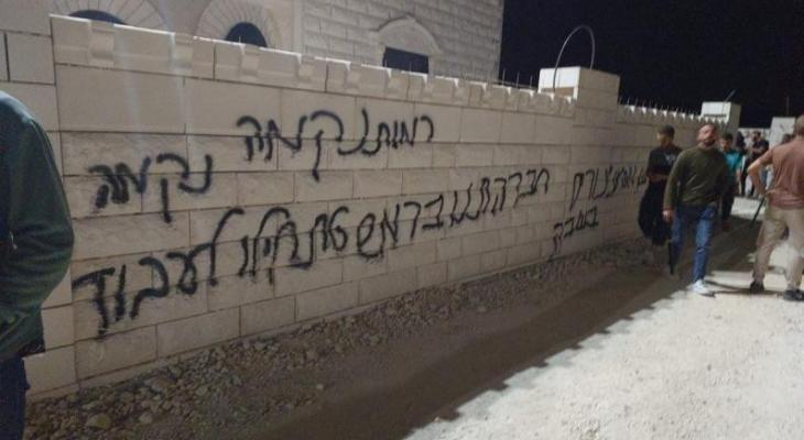 خط شعارات عنصرية من قبل المستوطنين.jpg