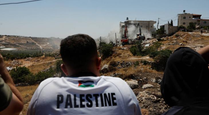 فلسطينيون يشاهدون تجريف أراض وتدمير منازل في الضفة الغربية.jpeg