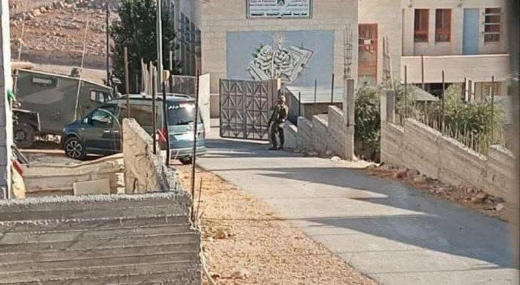 اقتحام مدرسة