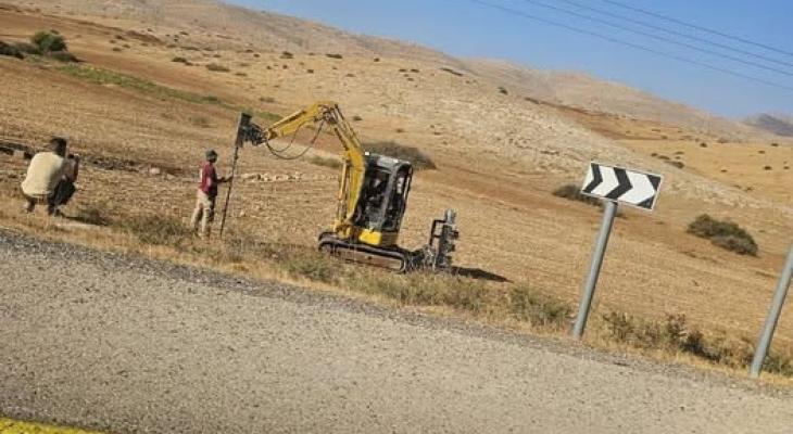 مستوطنون يسيجون أرضا تمهيدا للاستيلاء عليها