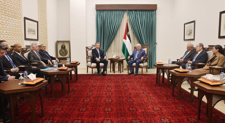 الرئيس محمود عباس خلال استقباله وكيل الأمين العام للأمم المتحدة للشؤون الإنسانية توم فليتشر.jpg