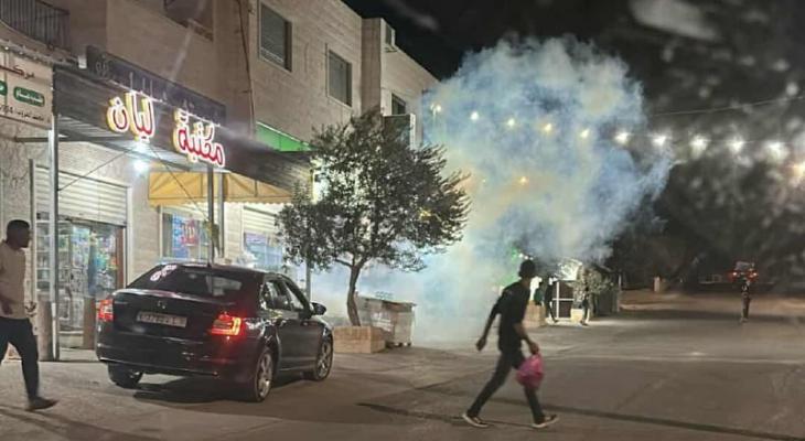 إطلاق قنابل الغاز خلال مواجهات مع قوات الاحتلال في قرية البرج جنوب الخليل