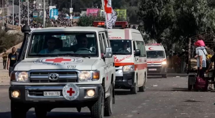 سيارة للصليب الأحمر أثناء مرافقتها لسيارات إسعاف فلسطينية تنقل جرحى من غزة باتجاه مصر
