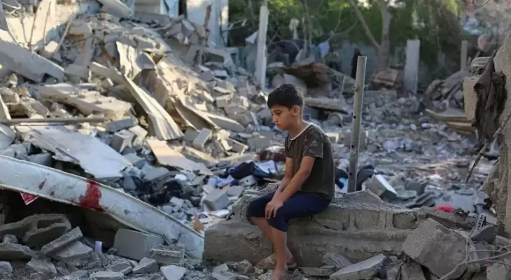 طفل فلسطيني يجلس على ركام منزل عائلته في غزة.webp