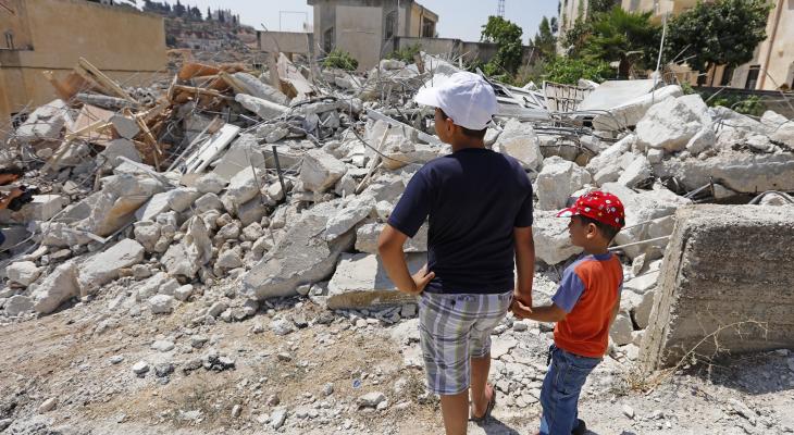 طفلان أمام منزل عائلتهما المدمر في القدس.jpg