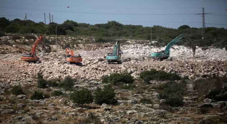 آليات الاحتلال تجرف أراضي فلسطينية.jpg