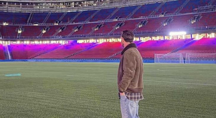 ميسي يفاجئ جماهير برشلونة بزيارة ملعب 