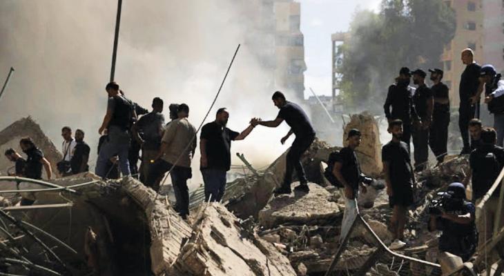 لبنانيون يتفقدون مكان قصف إسرائيلي