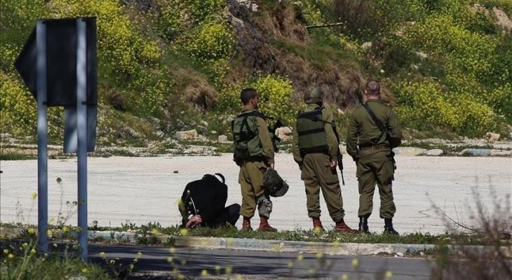 جنود الاحتلال يعتقلون فلسطينيا في الضفة