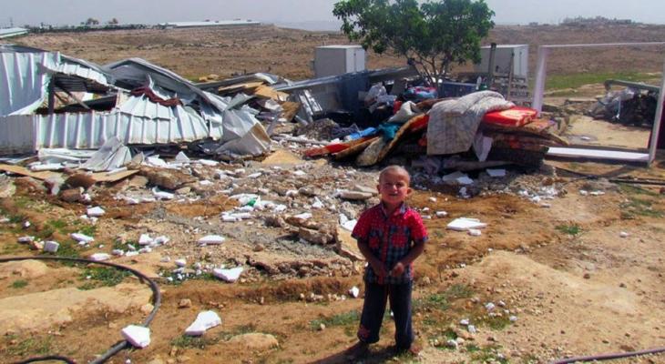 طفل فلسطيني أمام منزل متنقل هدمه الاحتلال.jpg