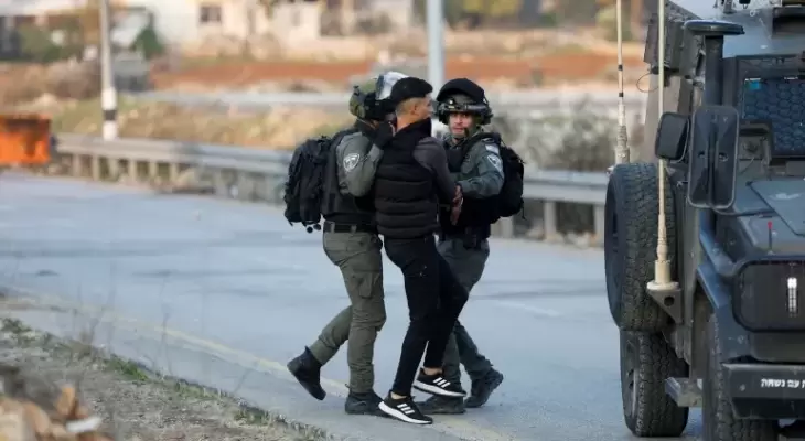 جنود الاحتلال خلال اعتقال فلسطيني في الضفة الغربية