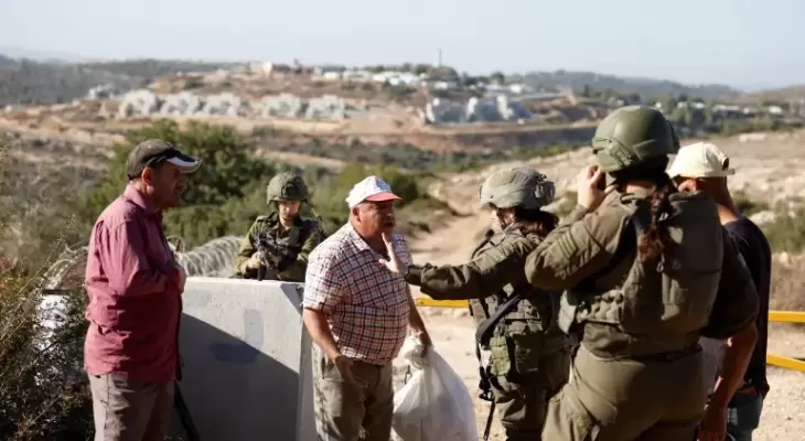 جيش الاحتلال يمنع الفلسطينيين من الوصول لأراضيهم.webp