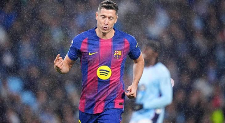 ليفاندوفسكي يحسم موقفه من الرحيل عن برشلونة
