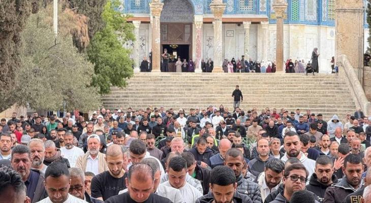 صلاة الجمعة بالأقصى.jpg