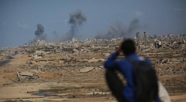 شاب فلسطيني يراقب القصف الإسرائيلي.jpg
