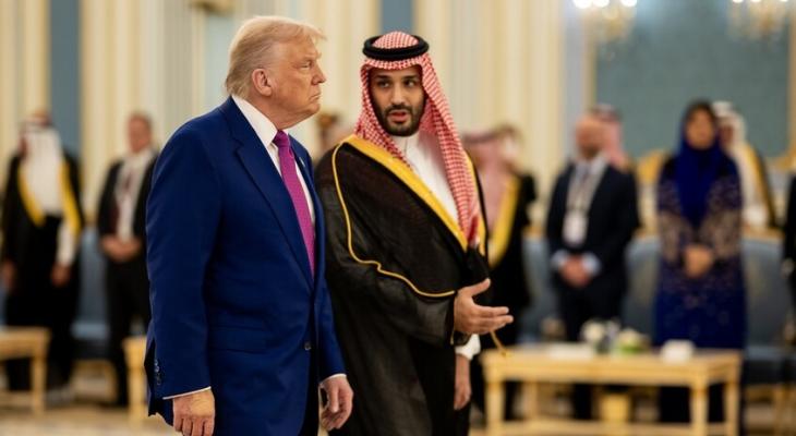 محمد بن سلمان رفقة دونالد ترامب خلال زيارة الأخيرة للسعودية.jpg
