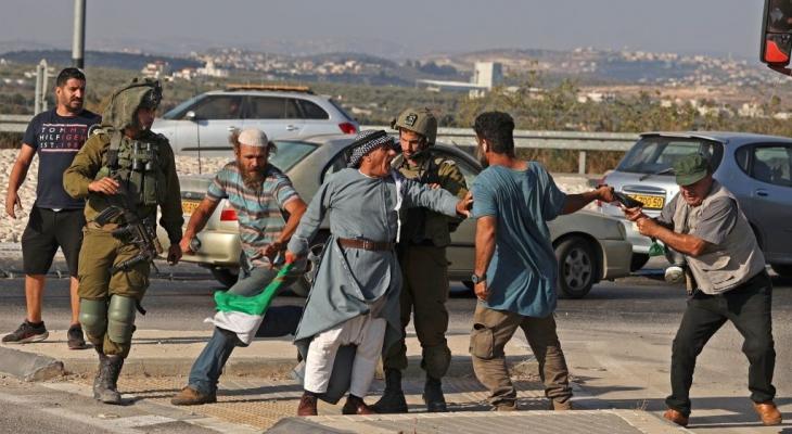 اعتداء المستوطنين وجيش الاحتلال على مسن فلسطيني.jpg