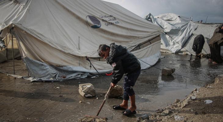 معاناة النازحين في قطاع غزة تحت الأمطار