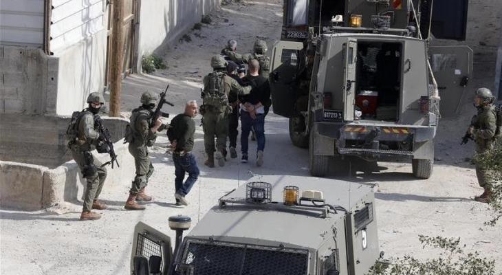 قوات الاحتلال تعتقل عددا من الفلسطينيين بالضفة.jpg