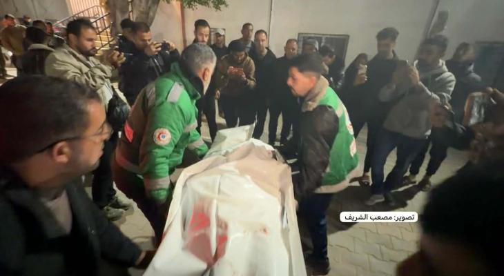 نقل شهداء من مجزرة مدرسة في حي التفاح1.jpg