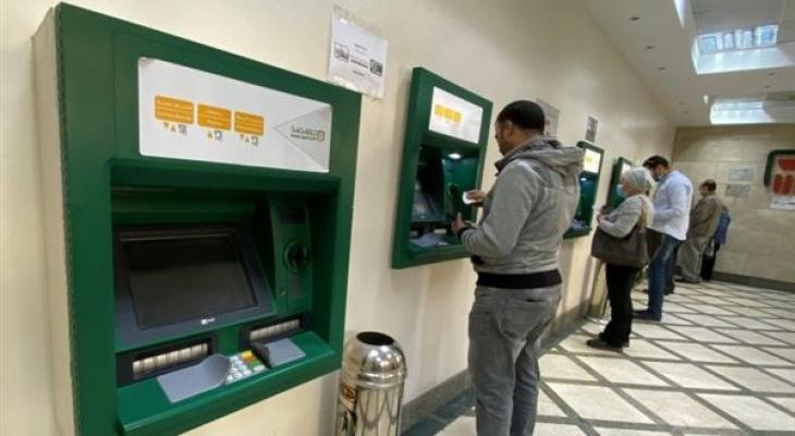 وداعاً لطوابير البنوك: البنك الأهلي يفتح أبواب السحب النقدي خارج فروعه