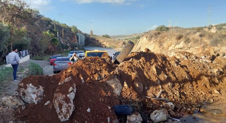 إغلاق مدخل الزاوية بالسواتر الترابية