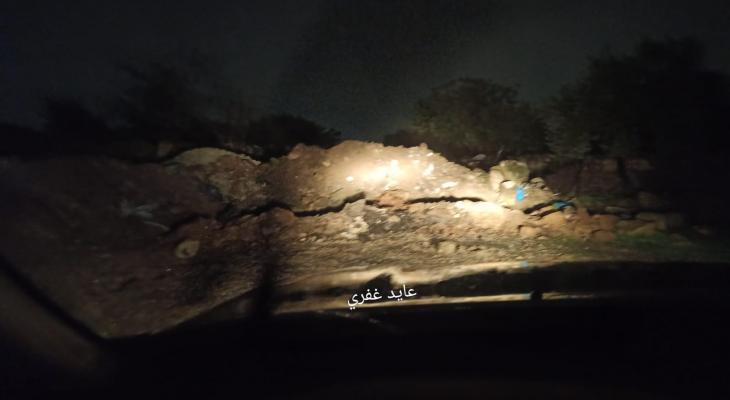 مستوطنون يغلقون الطريق بين خلة السدرة ومخماس شرق القدس