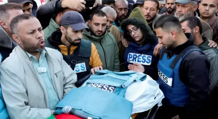صحفيون يشيّعون زميلهم الصحفي الفلسطيني أحمد اللوح.webp