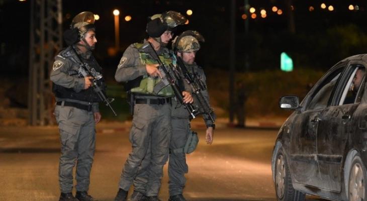 قوات الاحتلال تحتجز مركبة فلسطينية.jpg