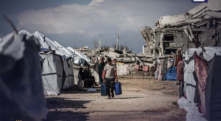 فلسطينيون في منطقة المغراقة وسط قطاع غزة  يعانون من أضرار لحقت بخيامهم بسبب الأمطار5.jpg