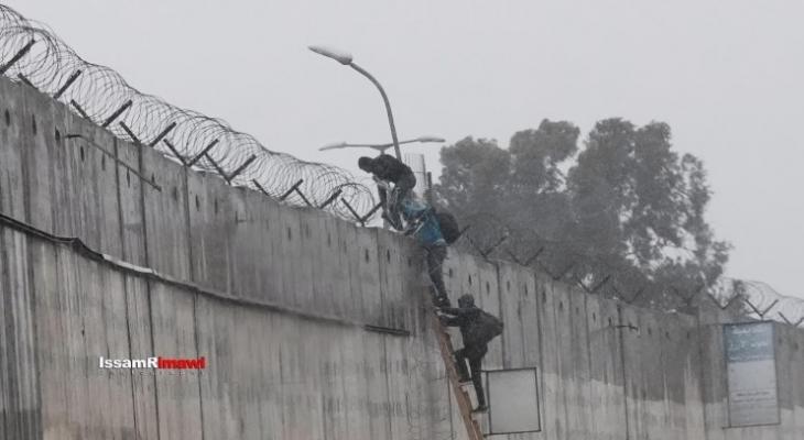 عمال على الجدار