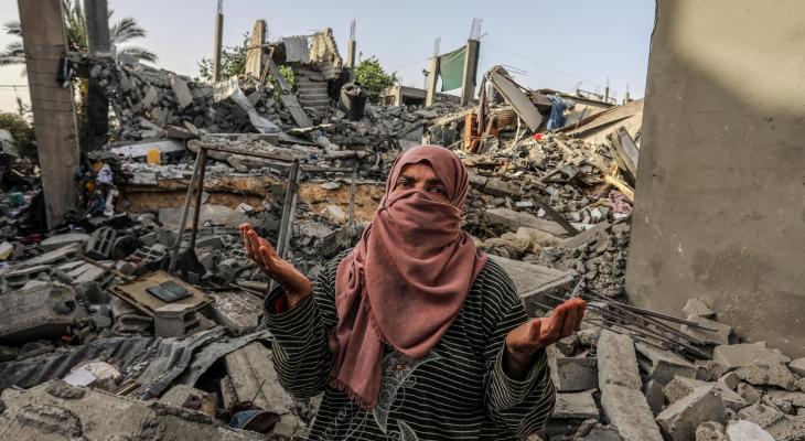سيدة فلسطينية على أنقاض منزلها المدمر في رفح.jpg