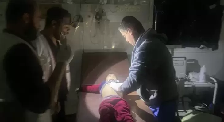 الطواقم الطبية تستخدم كشافات يدوية في ظل انقطاع الكهرباء وتوقف عمل المولدات بمستشفى العودة.webp